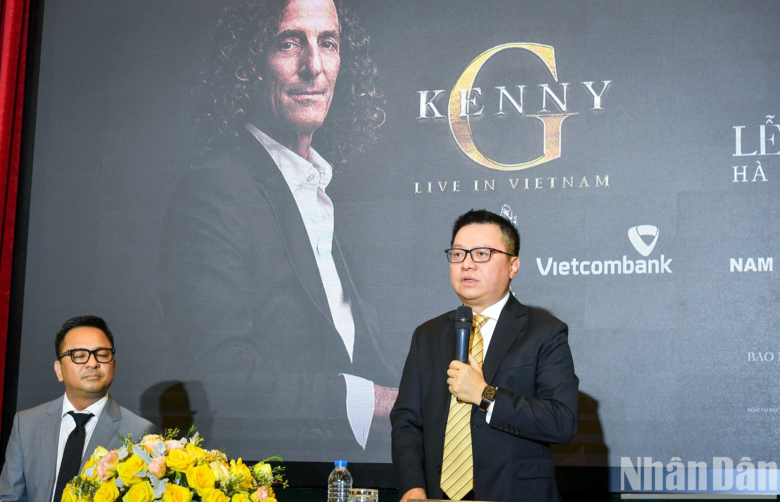 Kenny G biểu diễn ở Việt Nam trong dự &aacute;n &acirc;m nhạc quốc tế do B&aacute;o Nh&acirc;n D&acirc;n khởi xướng ảnh 1