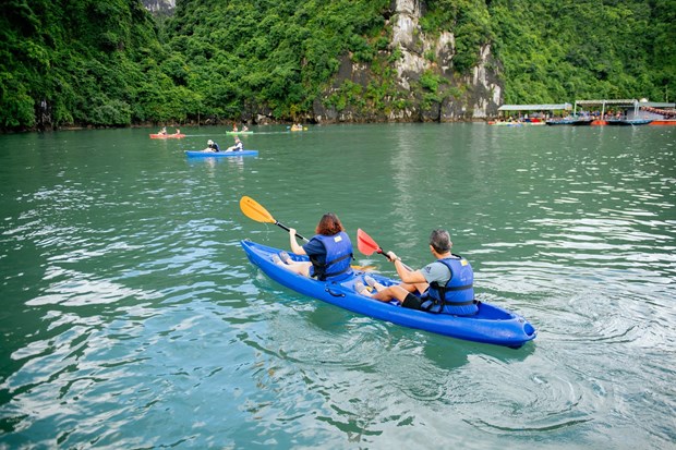 Cau chuyen chua tung co tien le o di san Vinh Ha Long-quan dao Cat Ba hinh anh 1