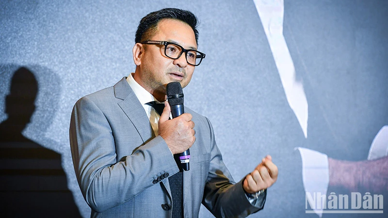 Kenny G biểu diễn ở Việt Nam trong dự &aacute;n &acirc;m nhạc quốc tế do B&aacute;o Nh&acirc;n D&acirc;n khởi xướng ảnh 2