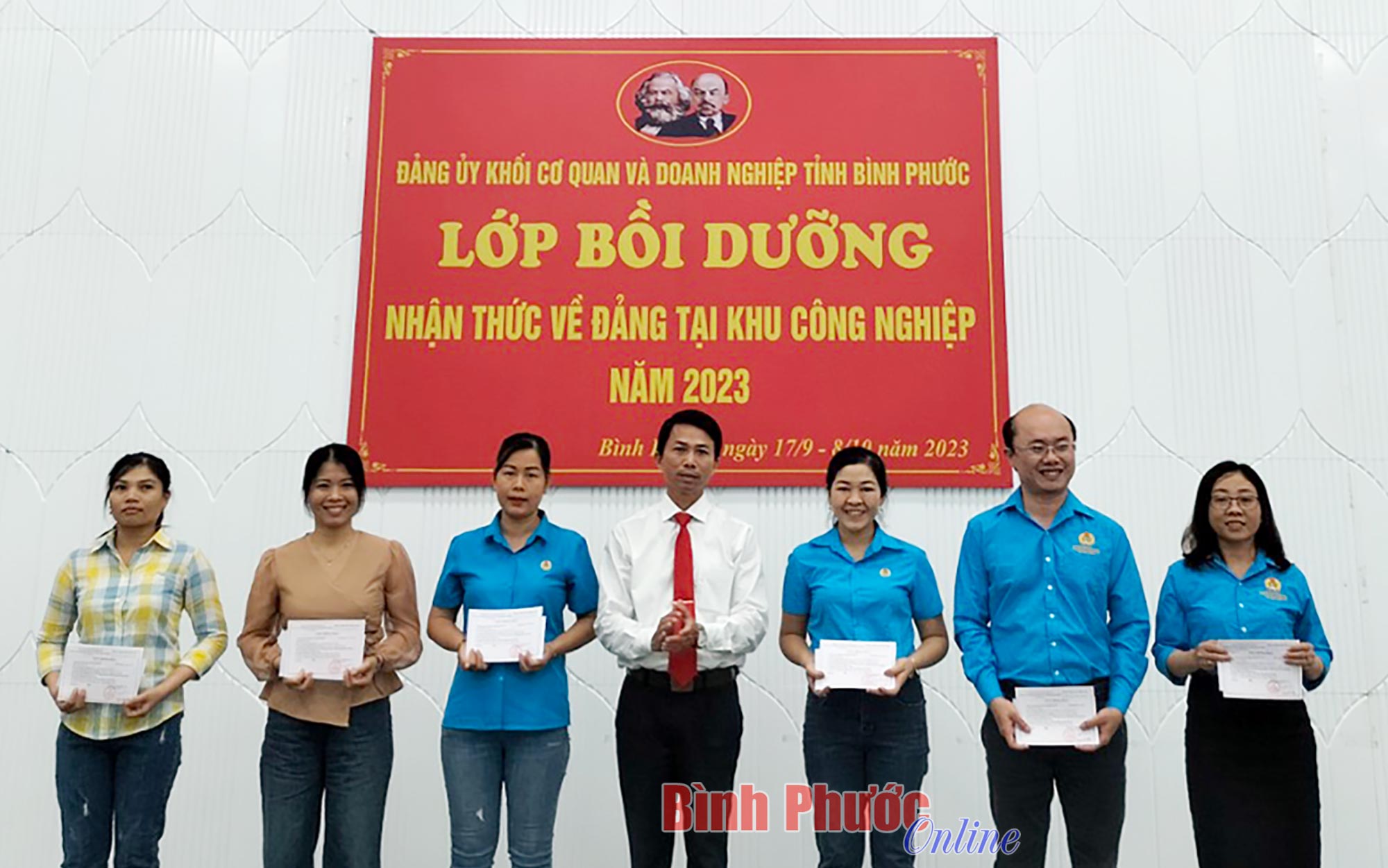 56 học viên hoàn thành lớp bồi dưỡng nhận thức về Đảng