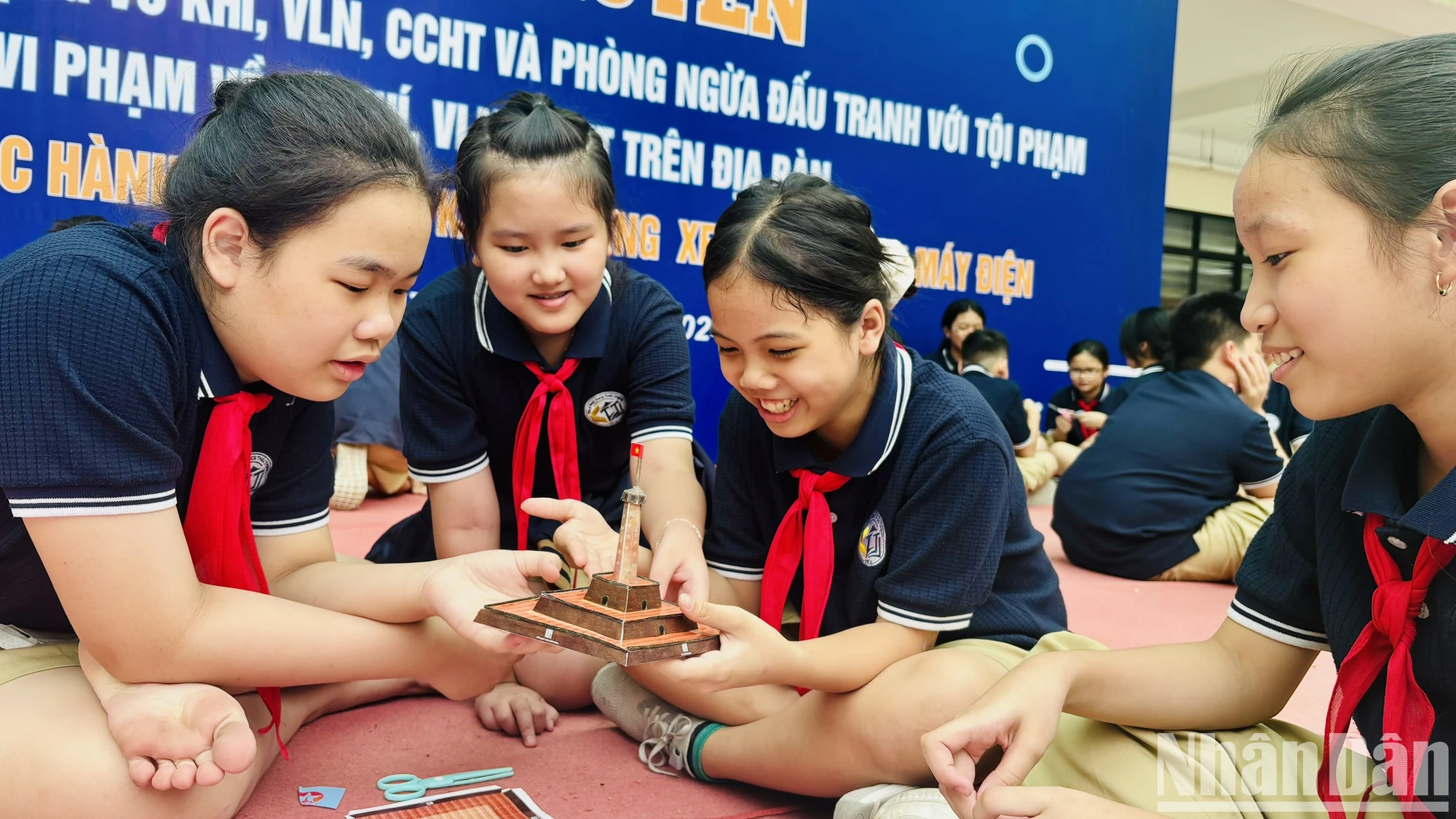 [Ảnh] Hàng nghìn người tham quan Triển lãm tương tác Cột cờ Hà Nội ảnh 11