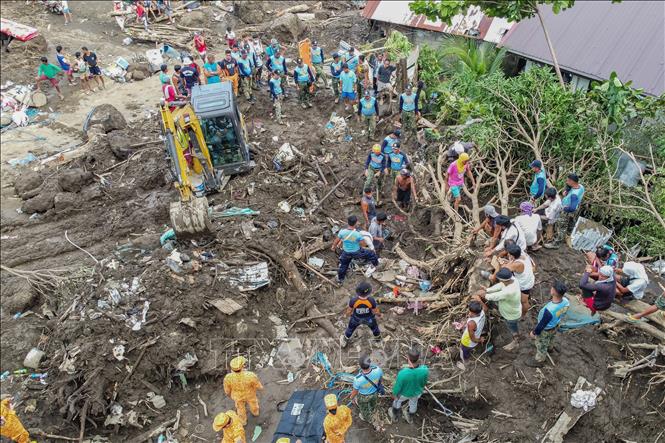 Philippines 'chạy đua với thời gian' để cứu những người mắc kẹt do lũ lụt