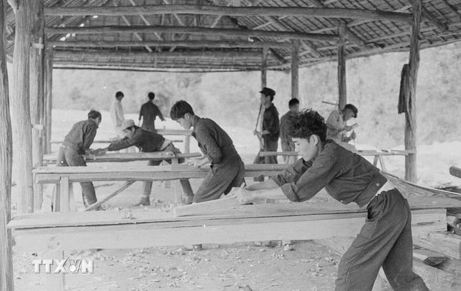 Chuyên gia Việt Nam giúp Lào đào tạo công nhân và xây dựng xưởng rèn, xưởng mộc. (Ảnh: TTXVN) quan tinh nguyen VN3_resize.jpg