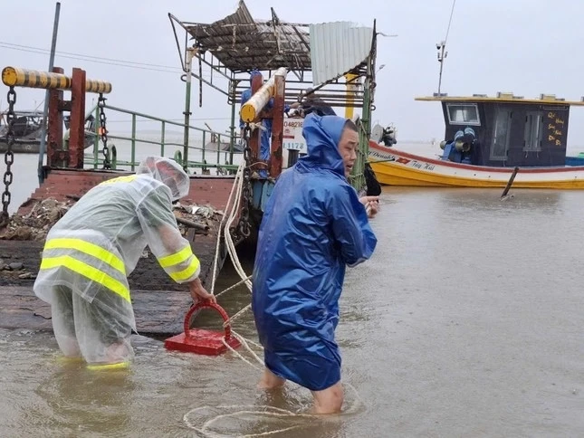 Công an, quân đội giúp dân khắc phục hậu quả bão số 6 Trà Mi