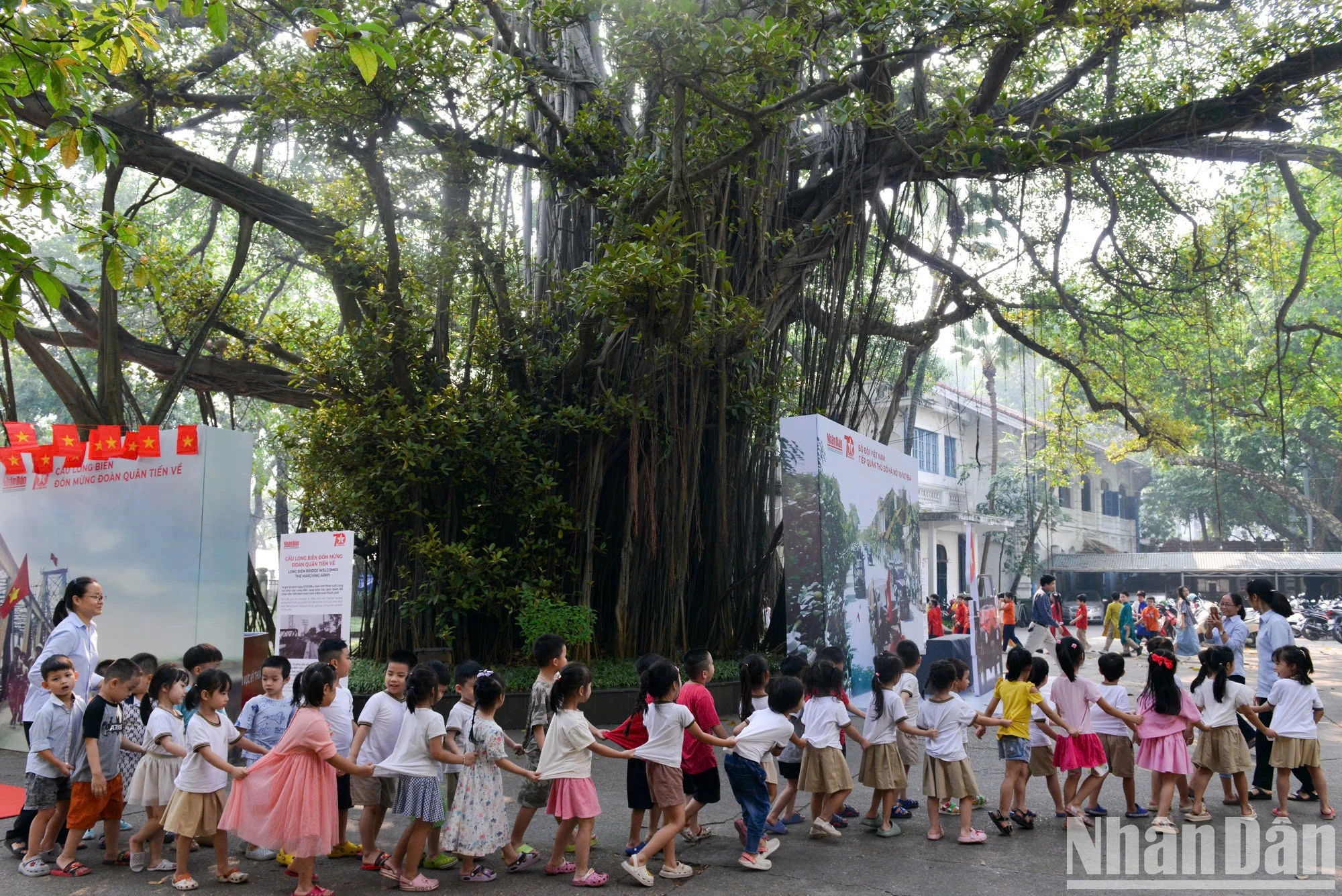 Hàng nghìn người tham quan Triển lãm tương tác Cột cờ Hà Nội