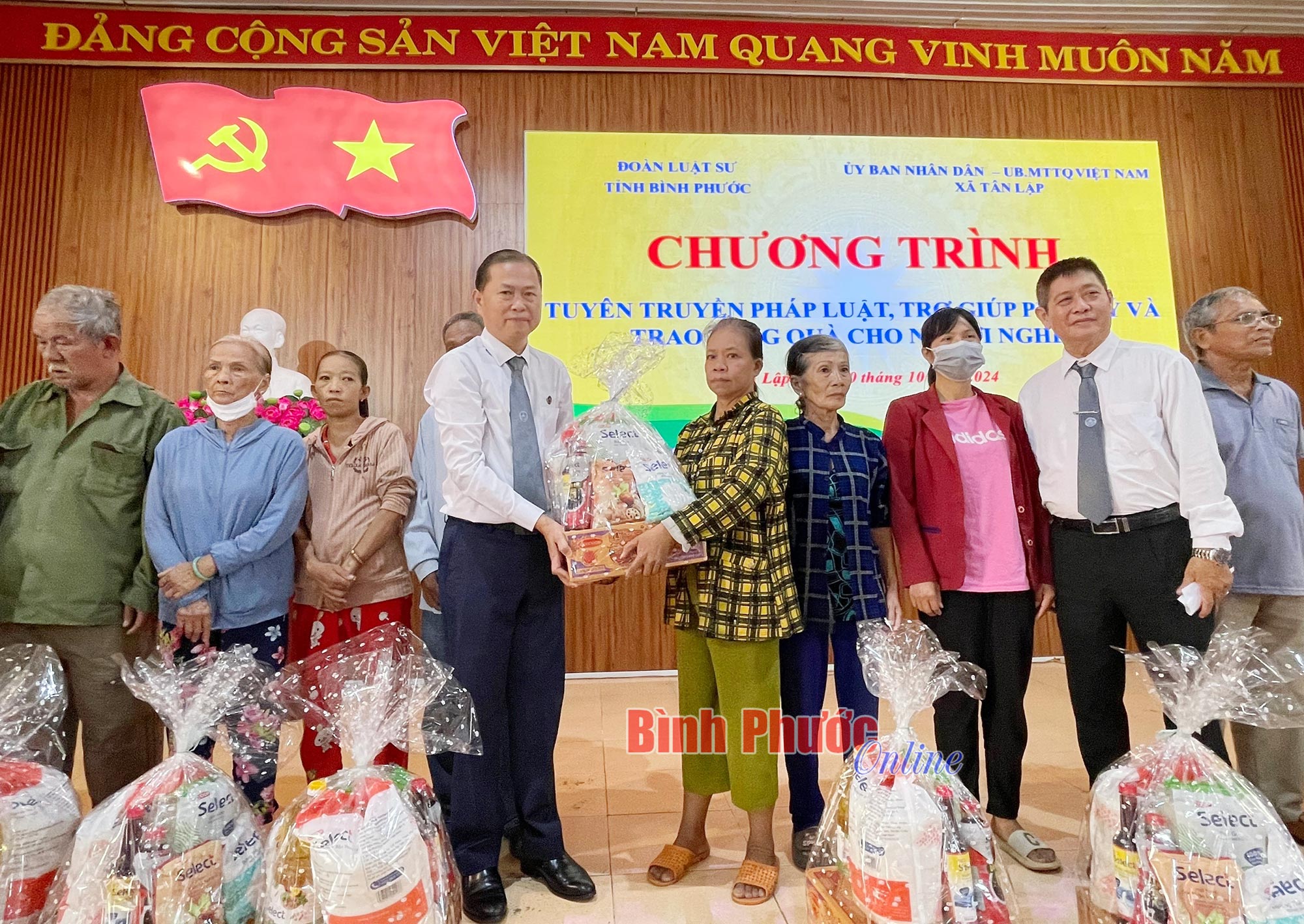 Đoàn luật sư tỉnh Bình Phước hỗ trợ pháp lý và tặng quà cho người dân tại xã Tân Lập