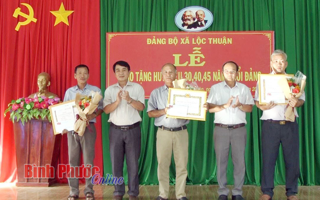 Lộc Ninh trao Huy hiệu 45, 40, 30 năm tuổi Đảng