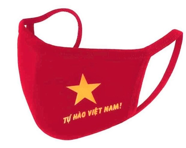 Niem tu hao Viet Nam va chiec khau trang vai in hinh co do sao vang hinh anh 2