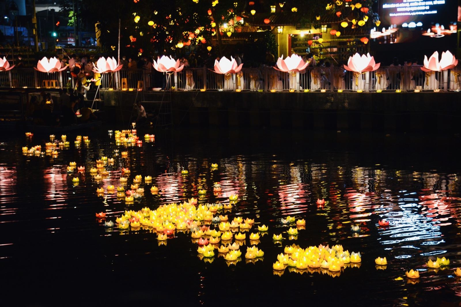 Ch&uacute; th&iacute;ch ảnh