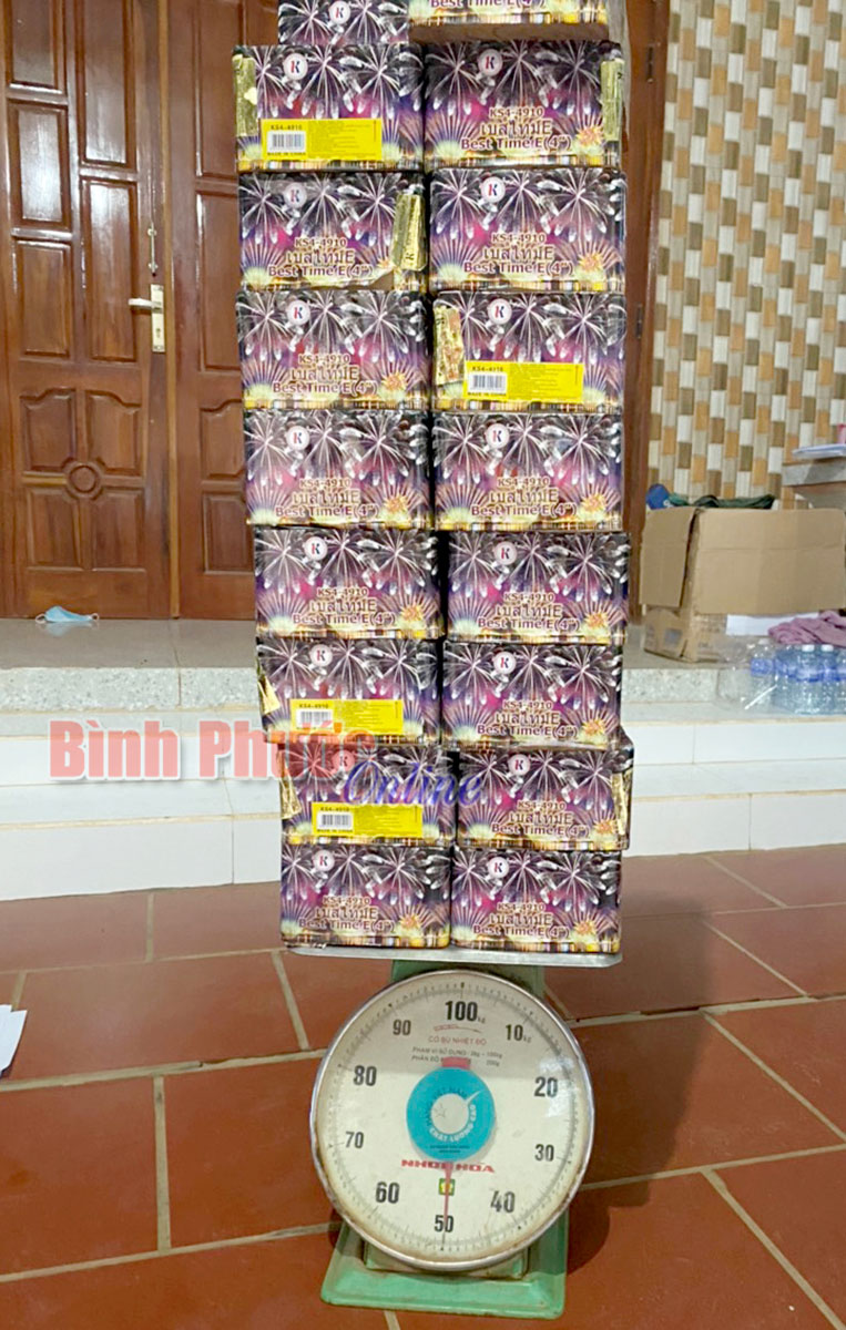 Bắt 2 đối tượng vận chuyển trái phép 50kg pháo nổ