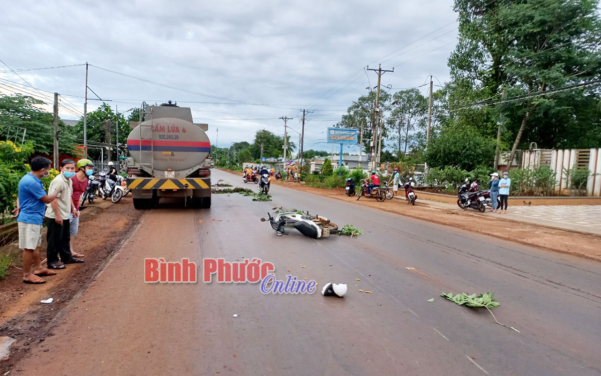 Xe máy va chạm xe bồn, 1 người tử vong