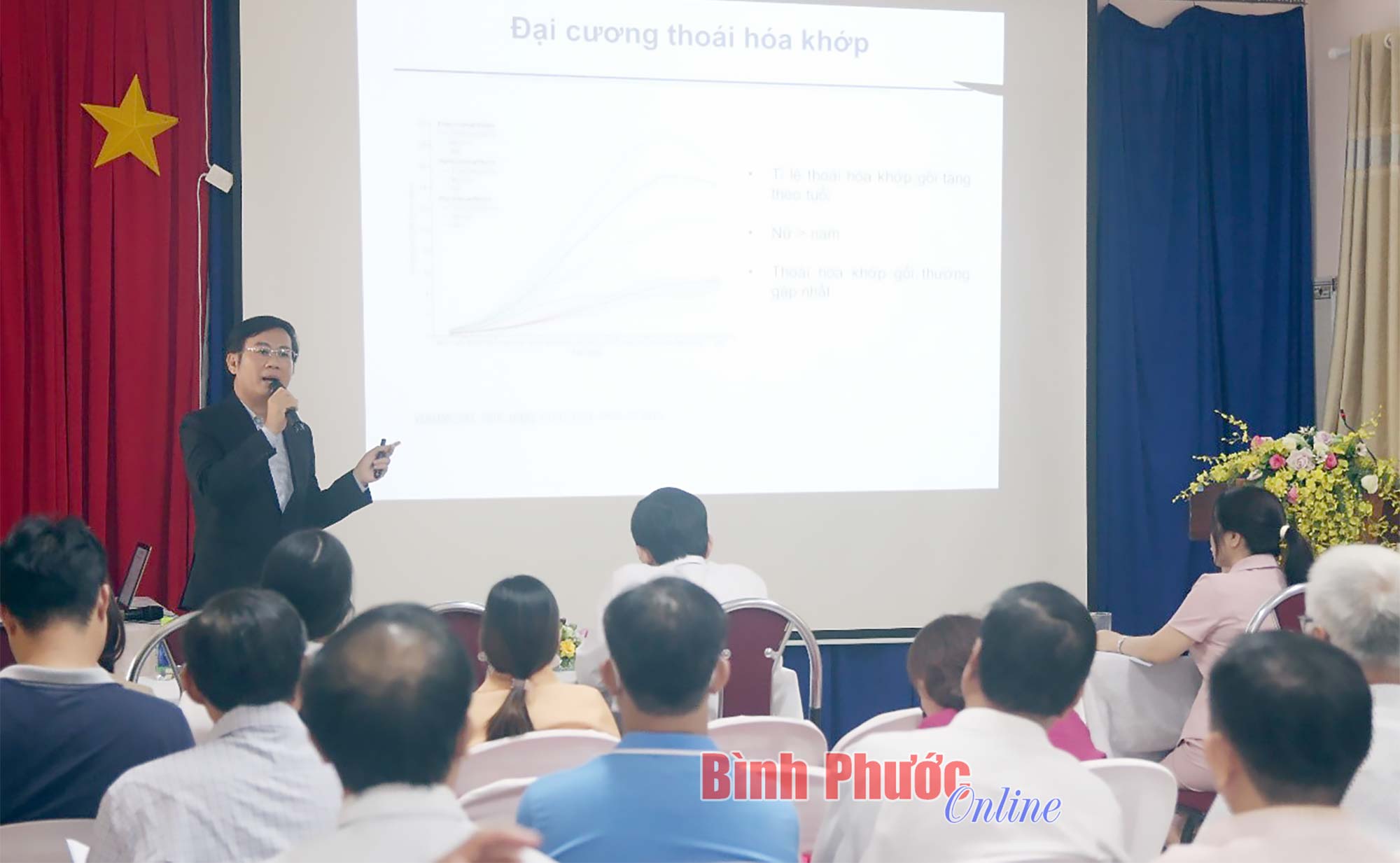 BS.CKII Lưu Văn Ái, Phó trưởng Khoa cơ - xương - khớp, Bệnh viện Chợ Rẫy (TP. Hồ Chí Minh) trình bày nội dung xu hướng mới trong chẩn đoán và điều trị bệnh lý cơ xương khớp cho các bác sĩ 