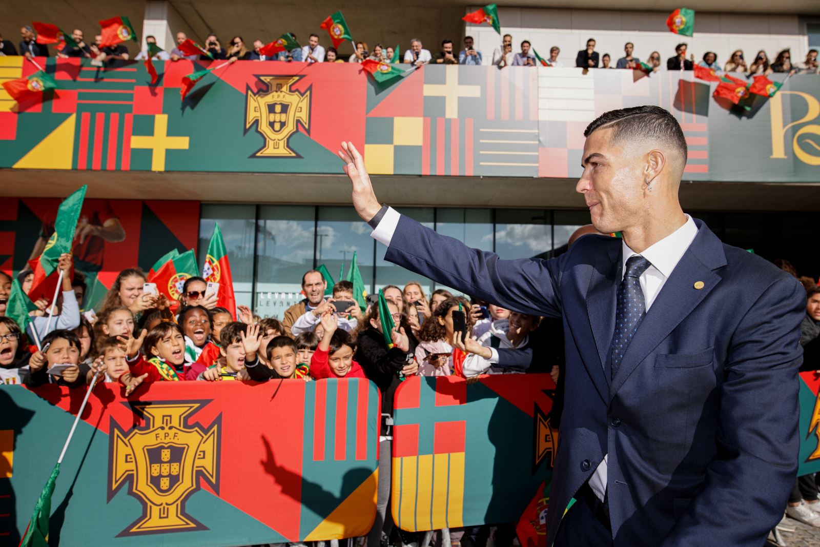 Ronaldo và World Cup 2022: Ronaldo là một cầu thủ được yêu thích trên toàn thế giới và anh đã từng giành chiến thắng trong nhiều giải đấu lớn. Vào năm 2022, anh sẽ tiếp tục cống hiến cho ĐT Bồ Đào Nha tại World Cup và chúng ta đang rất mong đợi những màn trình diễn đẳng cấp từ siêu sao này.