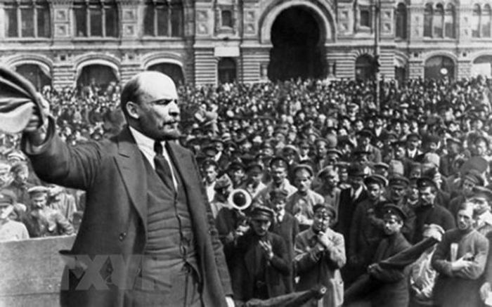  Lãnh tụ Vladimir Ilyich Lenin phát biểu trước người dân tại Petrograd năm 1917. (Ảnh: Tư liệu TTXVN) 