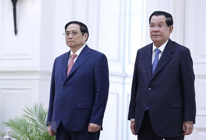  Thủ tướng Vương quốc Campuchia Samdech Techo Hun Sen và Thủ tướng Phạm Minh Chính tại lễ đón. (Ảnh: Dương Giang/TTXVN) 