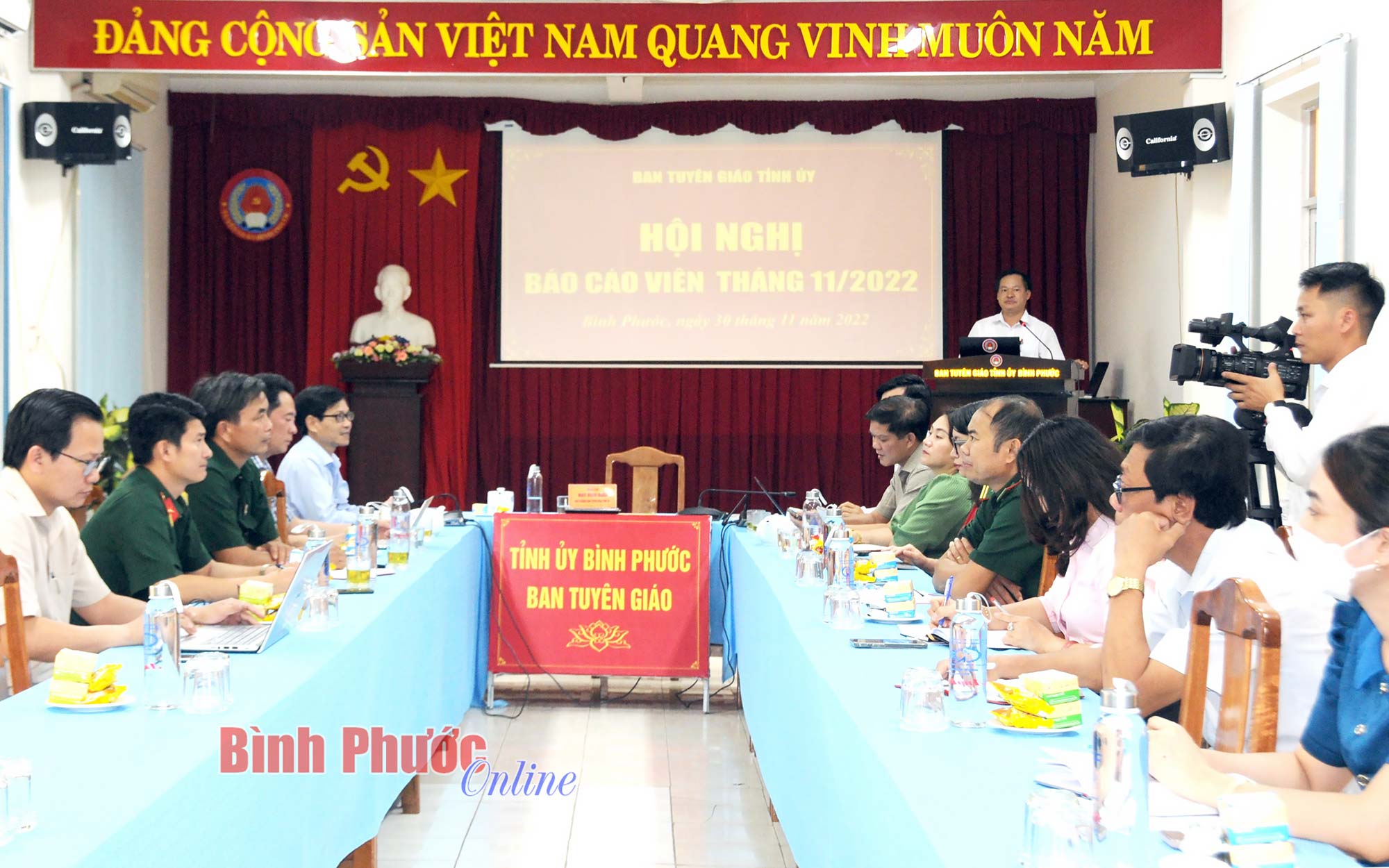 Hội nghị báo cáo viên tháng 11