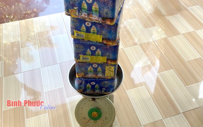 Bắt quả tang đối tượng vận chuyển 9kg pháo lậu Binh Phuoc, Tin tuc