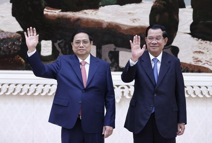  Thủ tướng Vương quốc Campuchia Samdech Techo Hun Sen và Thủ tướng Phạm Minh Chính tại lễ đón. (Ảnh: Dương Giang/TTXVN) 