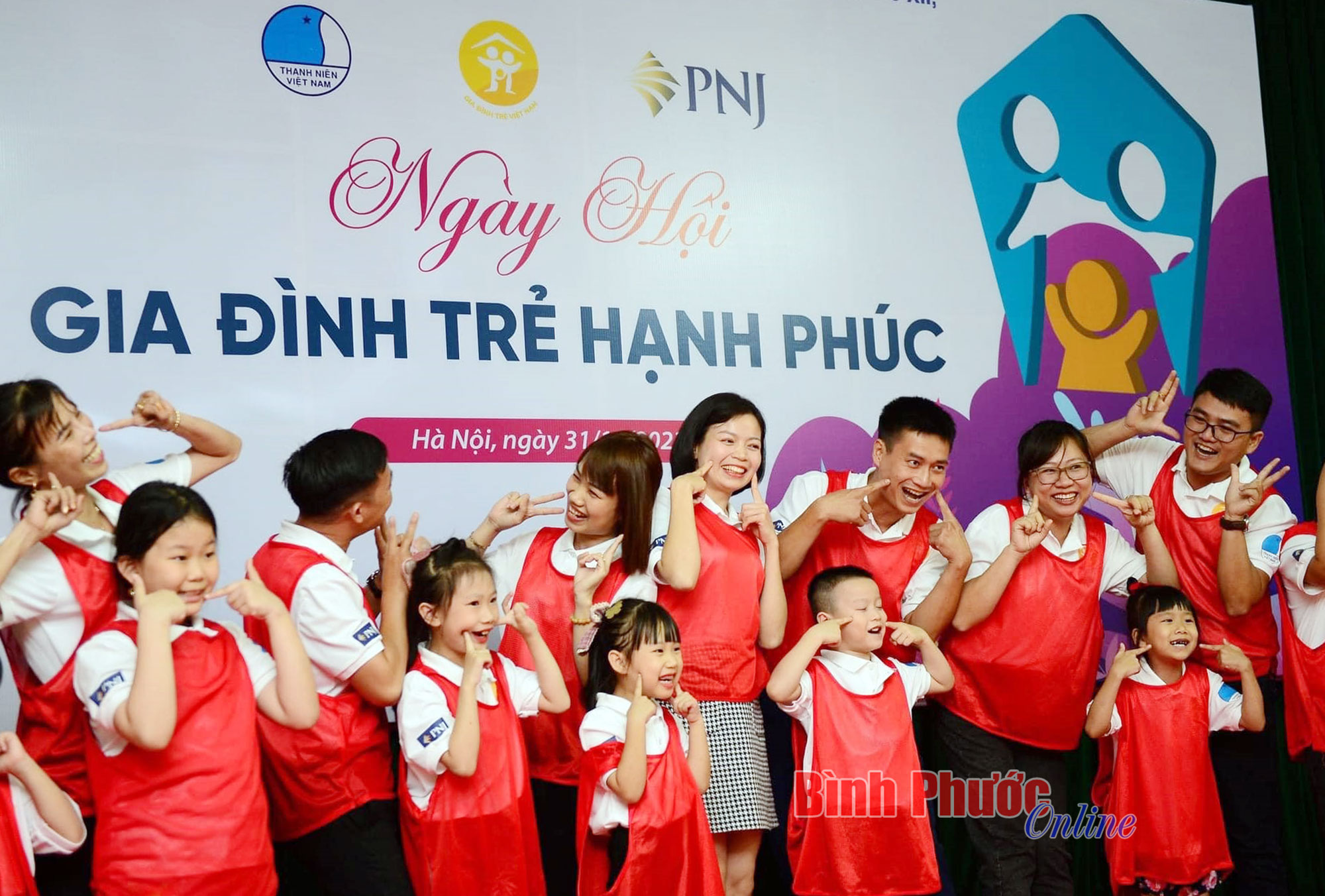 Gia đình trẻ Việt Nam luôn là hình ảnh tươi trẻ và mạnh mẽ. Họ vượt qua những khó khăn để xây dựng một gia đình hạnh phúc và ấm cúng. Hãy dành thời gian để chiêm ngưỡng những khoảnh khắc đẹp của gia đình trẻ Việt Nam.