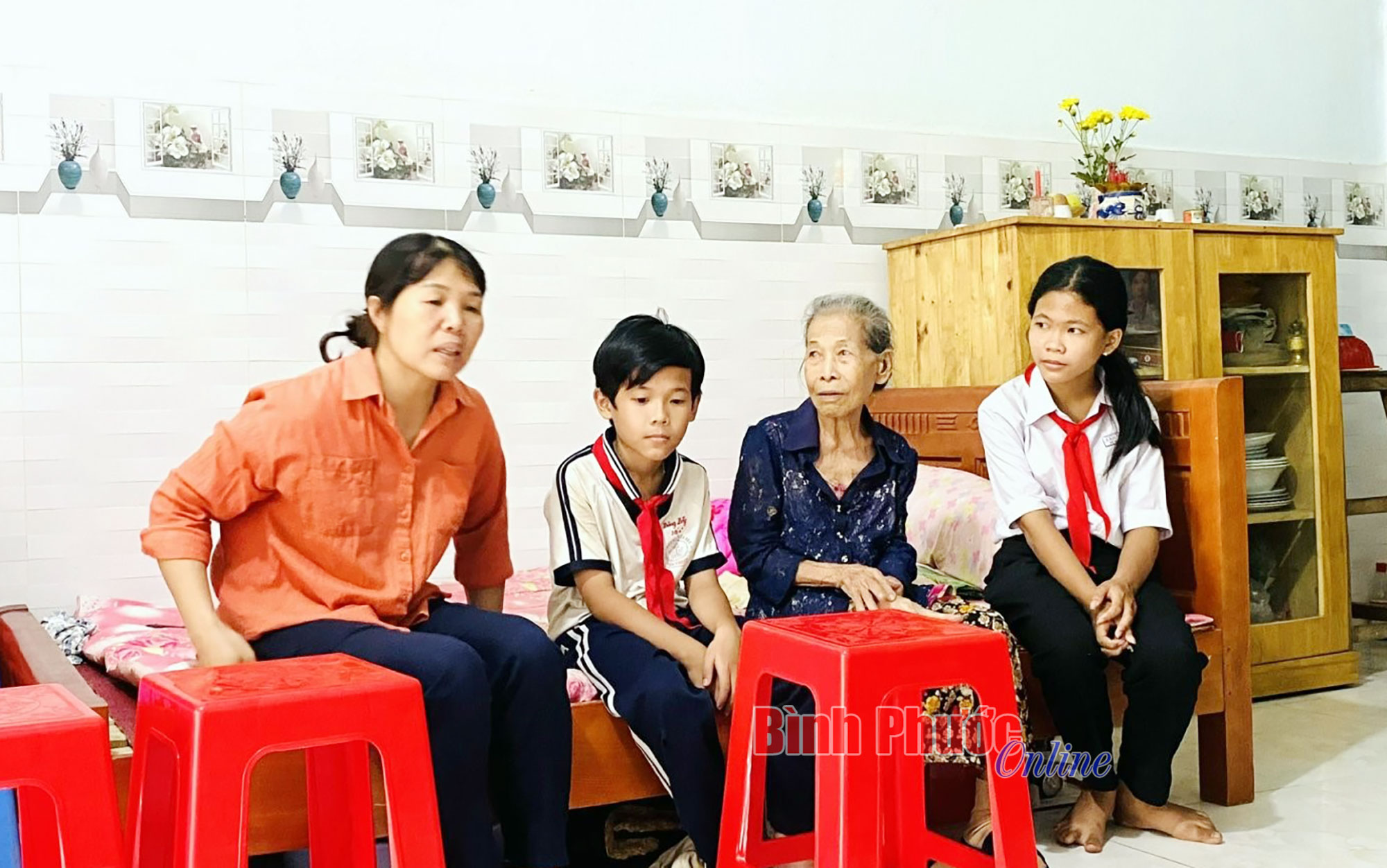 Công đoàn Ban Tuyên giáo Tỉnh ủy và Viettel Bình Phước nhận đỡ đầu 2 cháu mồ côi