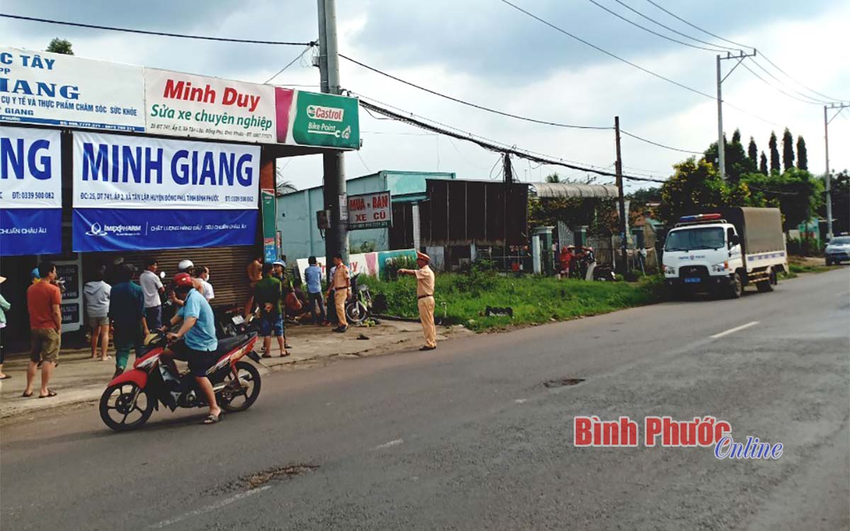 Bình Phước: Xe máy tông vào cột điện, 2 vợ chồng thương vong