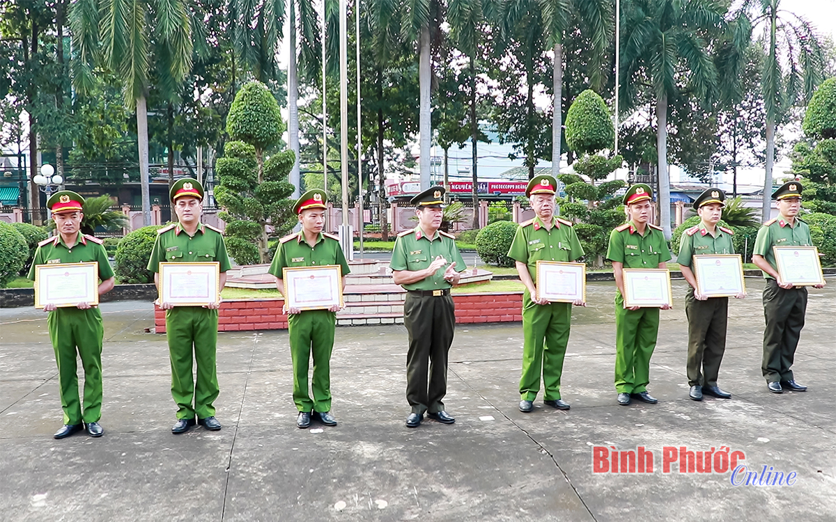 Khen thưởng 7 tập thể, cá nhân trong đấu tranh, phòng chống tội phạm