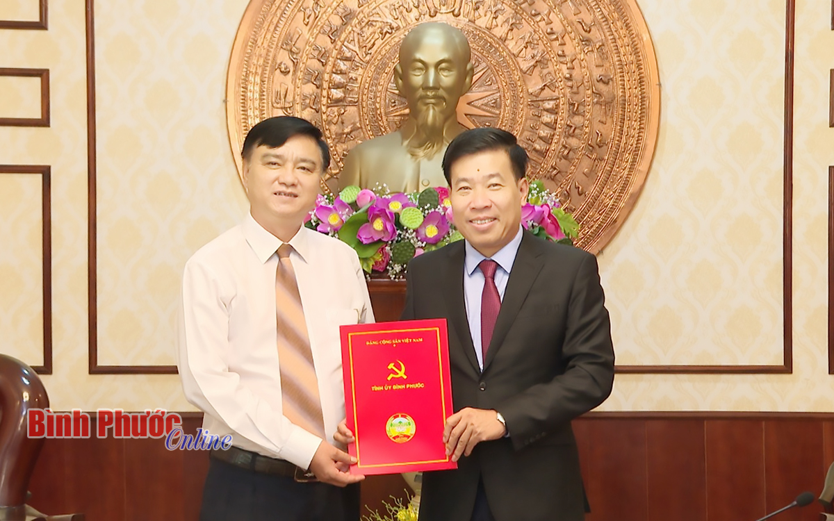 Ủy viên Trung ương Đảng, Bí thư Tỉnh ủy Bình Phước Nguyễn Mạnh Cường trao quyết định điều động đồng chí Vũ Long Sơn nhận nhiệm vụ mới
