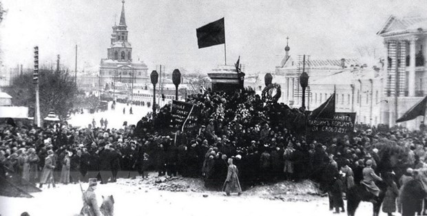 Cách mạng Tháng Mười Nga: Hãy chiêm ngưỡng những hình ảnh liên quan đến Cách mạng Tháng Mười Nga để hiểu rõ hơn về cuộc cách mạng này và tầm quan trọng của nó đối với lịch sử thế giới. Đây là cuộc chiến đấu cho sự công bằng và sự giải phóng dân tộc Nga.