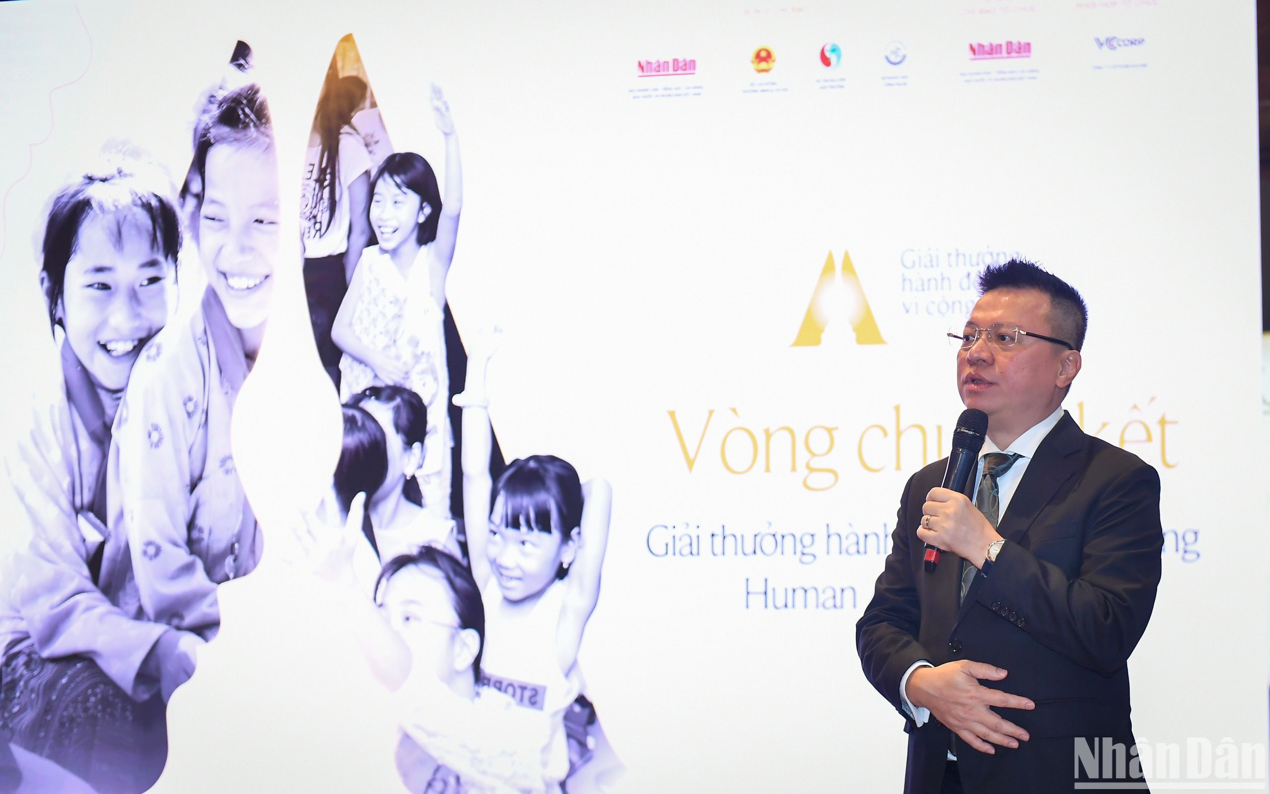 Đồng ch&iacute; L&ecirc; Quốc Minh, Ủy vi&ecirc;n Trung ương Đảng, Tổng Bi&ecirc;n tập B&aacute;o Nh&acirc;n D&acirc;n, Ph&oacute; trưởng Ban Tuy&ecirc;n gi&aacute;o Trung ương, Chủ tịch Hội Nh&agrave; b&aacute;o Việt Nam, Trưởng ban Tổ chức Giải thưởng h&agrave;nh động v&igrave; cộng đồng Human Act Prize 2023 ph&aacute;t biểu khai mạc V&ograve;ng chung kết.