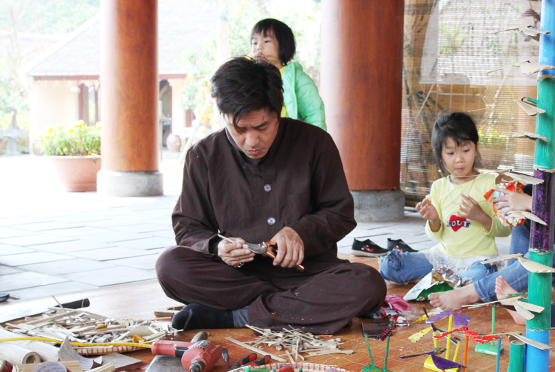 Nghệ nhân làm chuồn chuồn tre ở làng Nương.