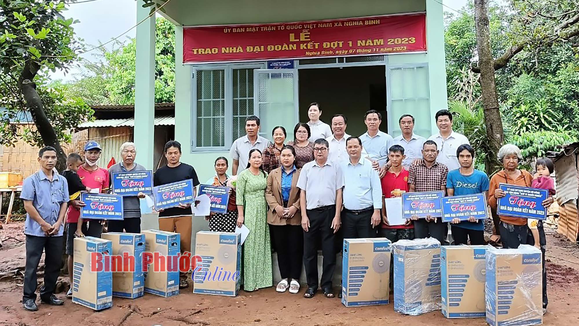 Bù Đăng tặng nhà đại đoàn kết cho hộ nghèo