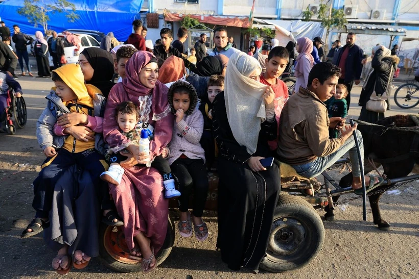 Người dân Palestine trở về nhà ở Khan Yunis, Dải Gaza khi lệnh ngừng bắn có hiệu lực. (Ảnh: AFP/TTXVN) 