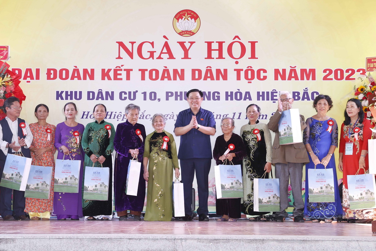 Chủ tịch Quốc hội Vương Đình Huệ trao quà cho các hộ gia đình tiêu biểu, gia đình chính sách. (Ảnh: Doãn Tấn/TTXVN) 1811doanket2.jpg