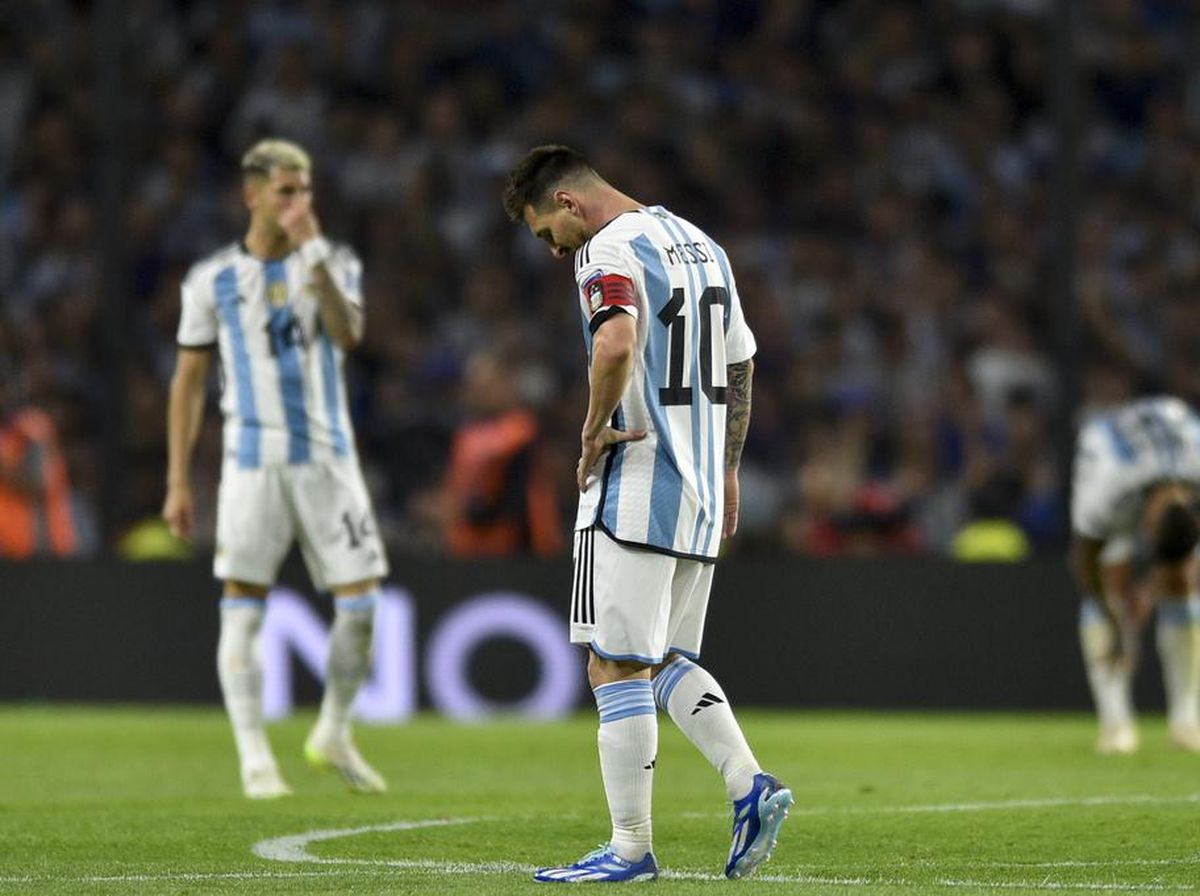 Messi và đồng đội nhận thất bại ngay trên sân nhà. (Nguồn: AP) Argentina-1711.jpeg