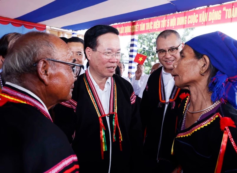 Chủ tịch nước Võ Văn Thưởng với người dân Liên khu dân cư xã Suối Trai, huyện Sơn Hoà, tỉnh Phú Yên. (Ảnh: Thống Nhất/TTXVN) 1811doanket.jpg