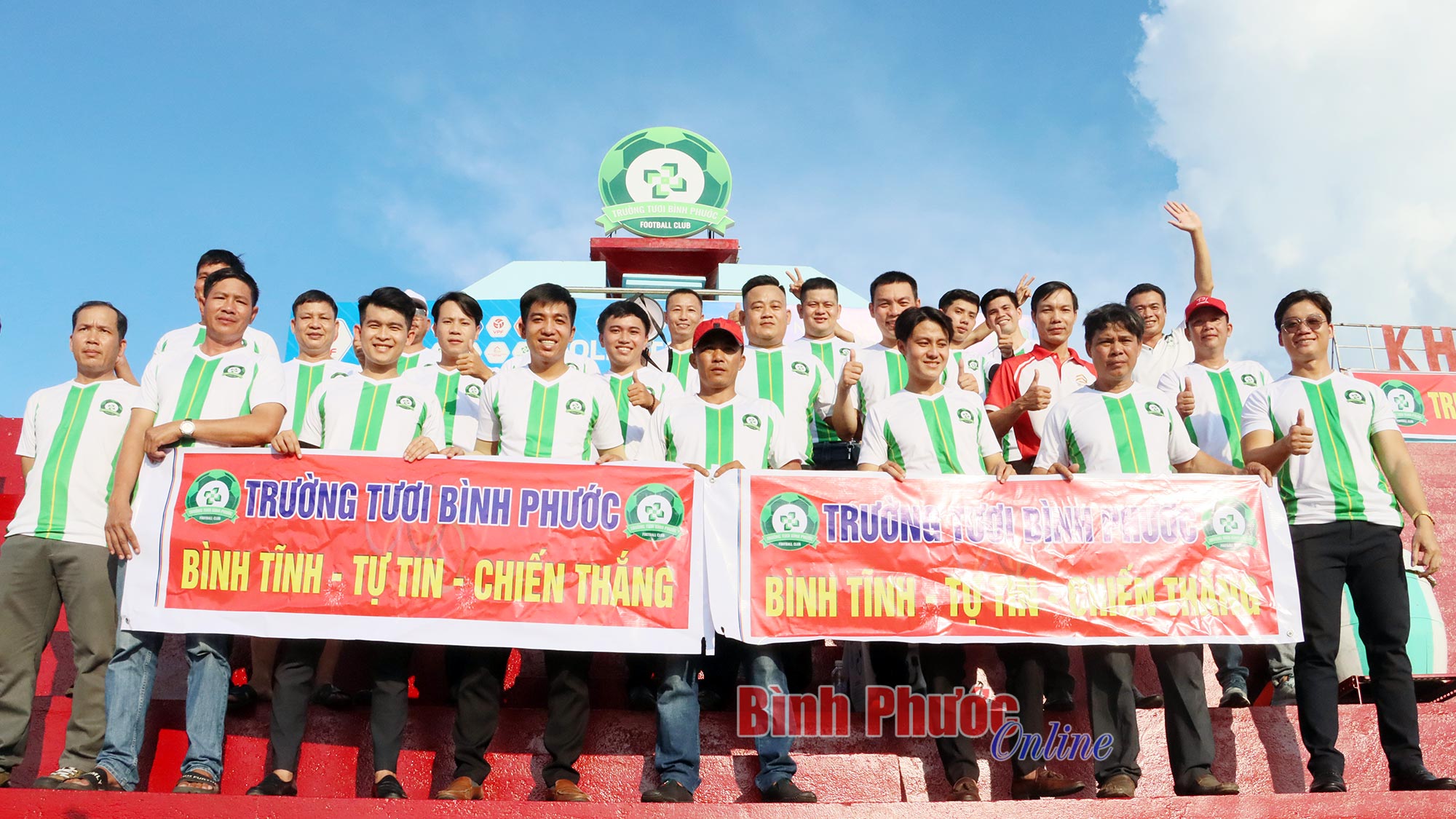 Khí thế cổ động trên sân nhà của người hâm mộ bóng đá Bình Phước