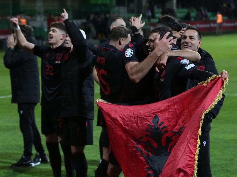 Niềm vui của các cầu thủ Albania sau khi chính thức giành vé dự EURO 2024. (Nguồn: Getty Images) tuyen-albania-1811.jpg