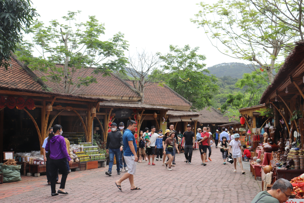 Du khách tham quan, mua sắm tại khu vực Làng Nương dưới chân Yên Tử. 