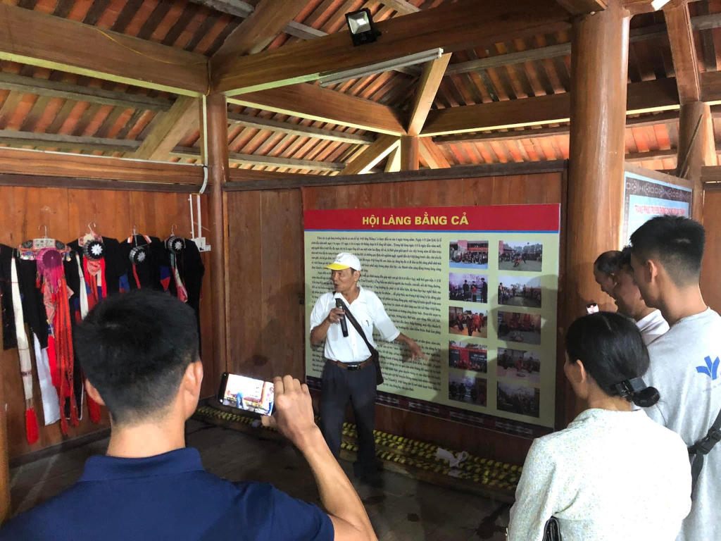 TP Hạ Long tổ chức lớp tập huấn nghiệp vụ hướng dẫn viên du lịch cho người dân tại Khu bảo tồn văn hóa người Dao Thanh Y, xã Bằng Cả. 