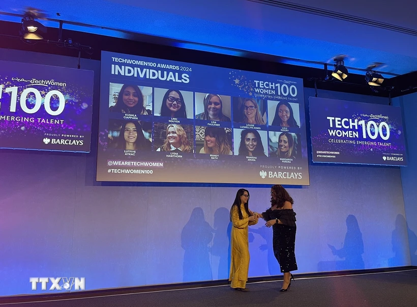 Tiến sỹ Nguyễn Thụy Bá Linh (trái) cùng Tiến sy Vanessa Vallely, Trưởng ban tổ chức giải TechWomen 100 2024, trong đêm trao giải ở London. (Ảnh: Minh Hợp/TTXVN) 