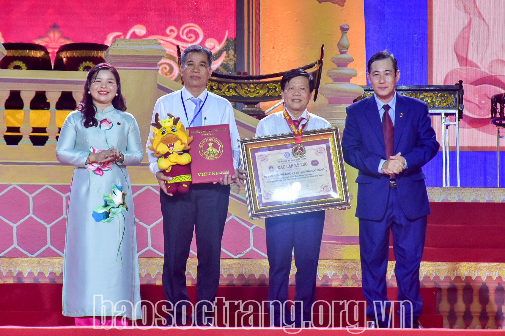 Đại diện Tổ chức kỷ lục Việt Nam VietKings xác lập Kỷ lục Việt Nam trao quyết định và bằng xác lập Kỷ lục Việt Nam về “trình diễn nhạc Ngũ âm của người Khmer tỉnh Sóc Trăng có quy mô lớn nhất Việt Nam”. Ảnh: THẠCH PÍCH