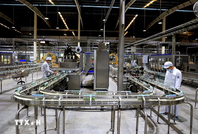 Dây chuyền sản xuất sữa tươi Vinamilk từ trang trại xanh, thân thiện với môi trường. (Ảnh: Hồng Đạt/TTXVN) TTXVN_1803carbonVinamilk.jpg