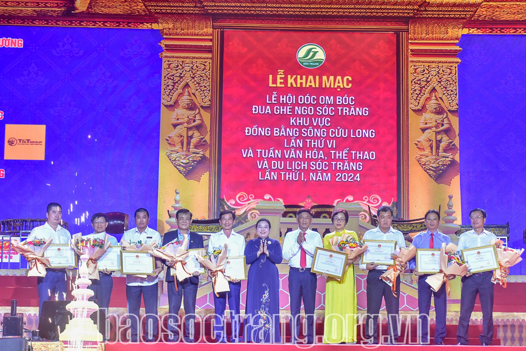 Lãnh đạo Tỉnh ủy Sóc Trăng tặng bằng khen UBND tỉnh và hoa tri ân các nhà tài trợ. Ảnh:THẠCH PÍCH