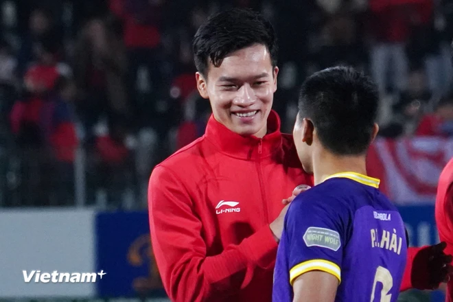 Bộ đôi Hoàng Đức (áo đỏ) và Tuấn Hải tiếp tục góp mặt trong danh sách đề cử Quả bóng Vàng Việt Nam 2024. (Ảnh: Việt Anh/Vietnam+) vnp-hanoiviettel-02-4729.jpg