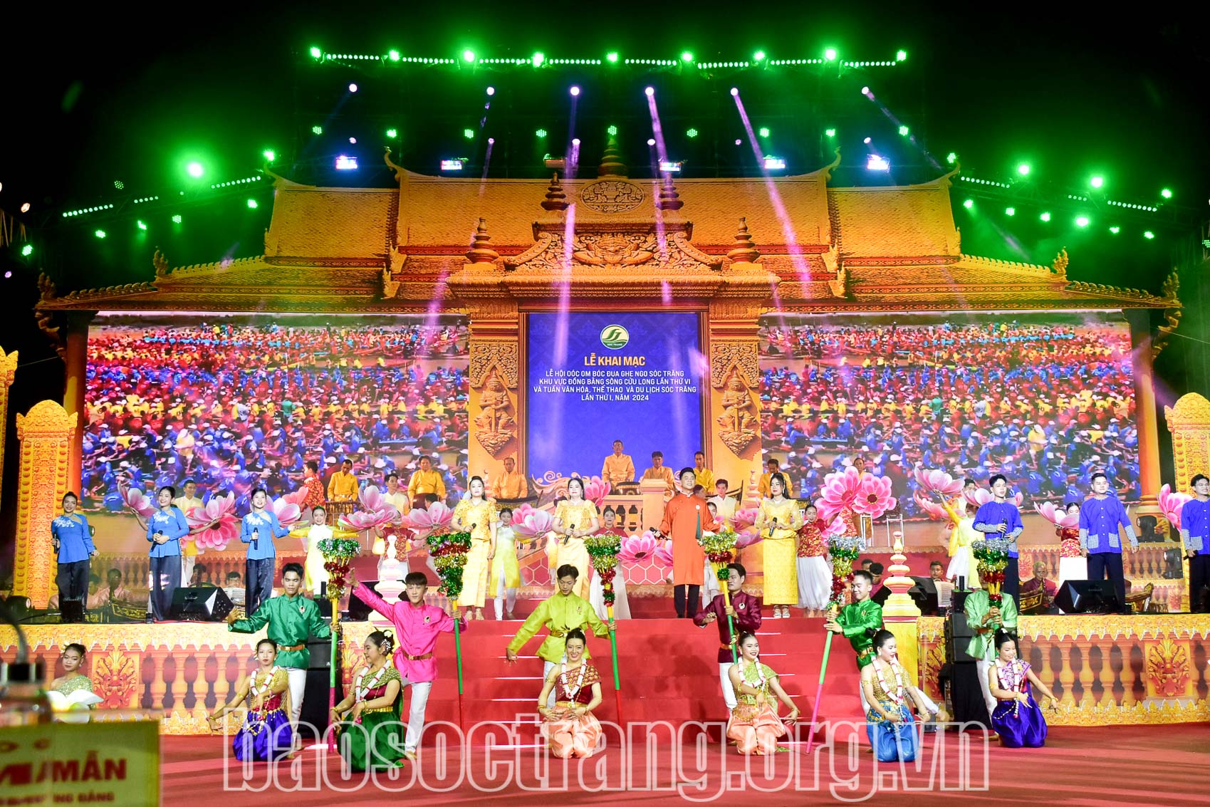 Rộn ràng chương văn nghệ khai mạc lễ hội. Ảnh: THẠCH PÍCH