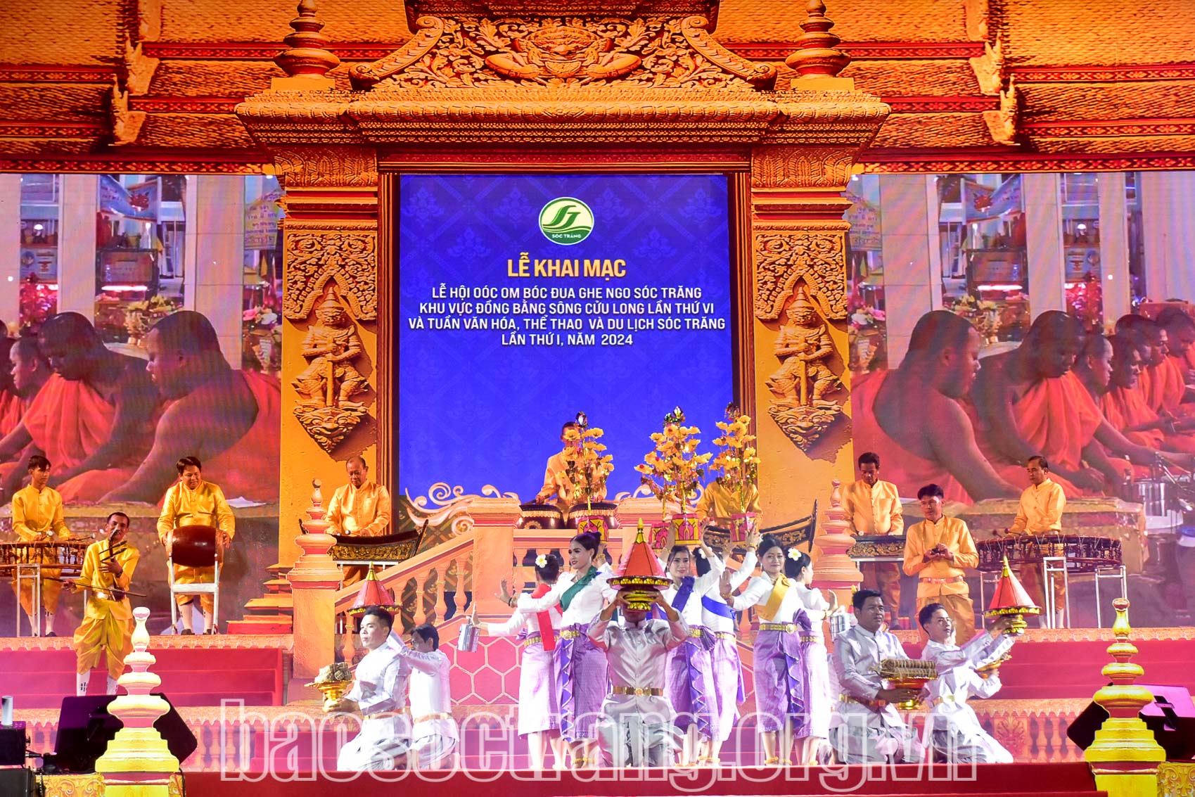 Tiết mục cùng nhau đi chùa. Ảnh: THẠCH PÍCH