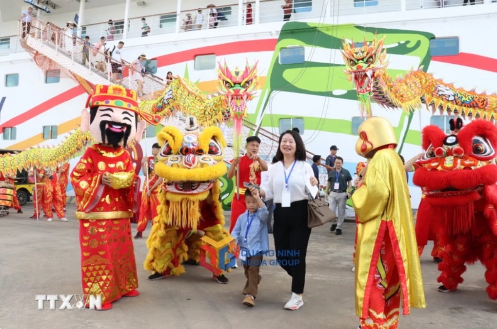 Quảng Ninh: Tàu biển đầu tiên đưa du khách Trung Quốc từ Bắc Hải đến Hạ Long