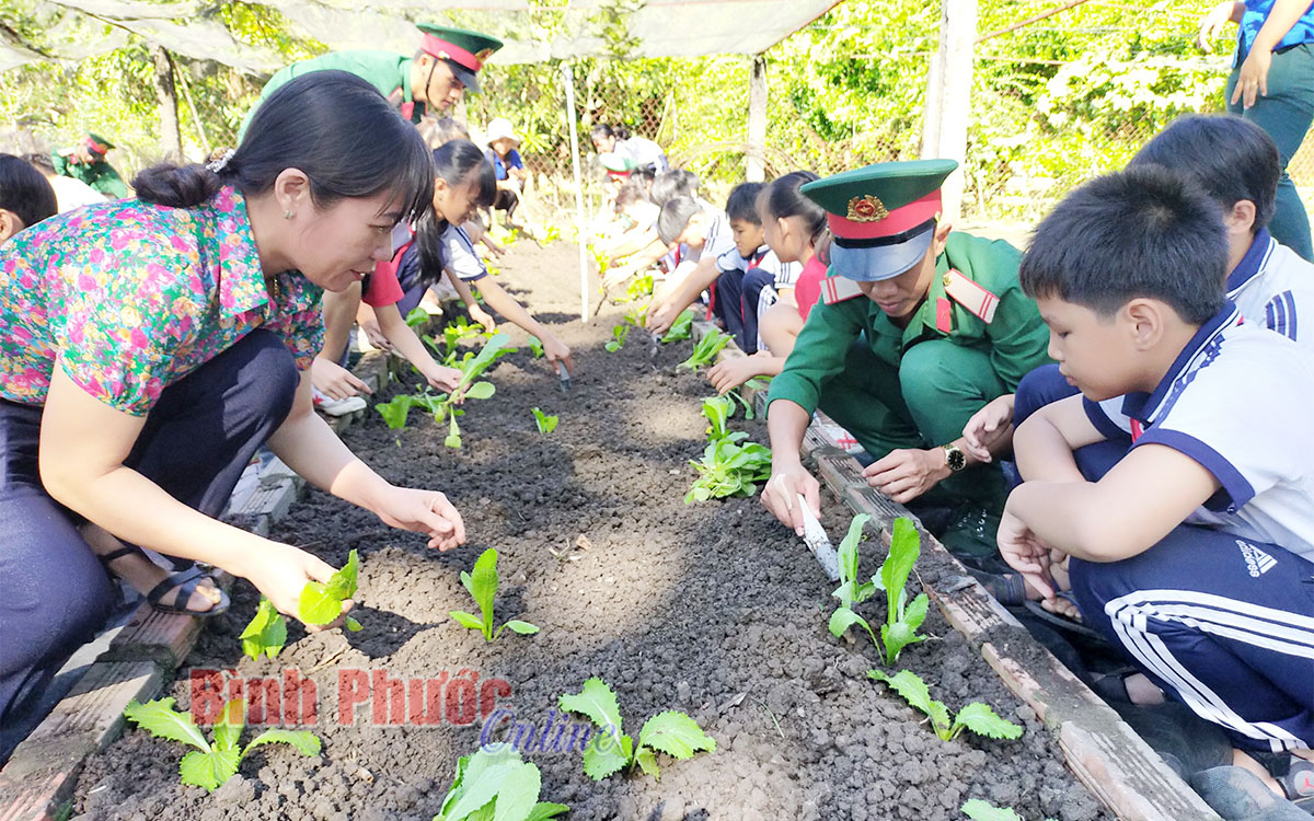 Trải nghiệm “một ngày làm chiến sĩ”