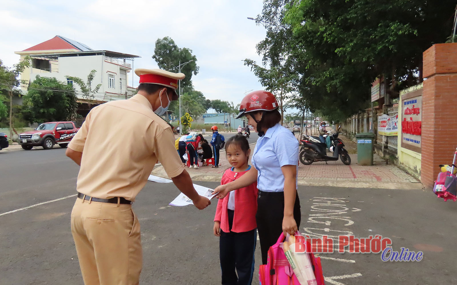 Cấp phát hơn 500 tờ rơi tuyên truyền về an toàn giao thông