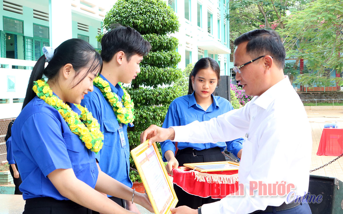 Bù Đăng trao giải Hội thi sáng tạo thanh thiếu niên, nhi đồng năm 2020